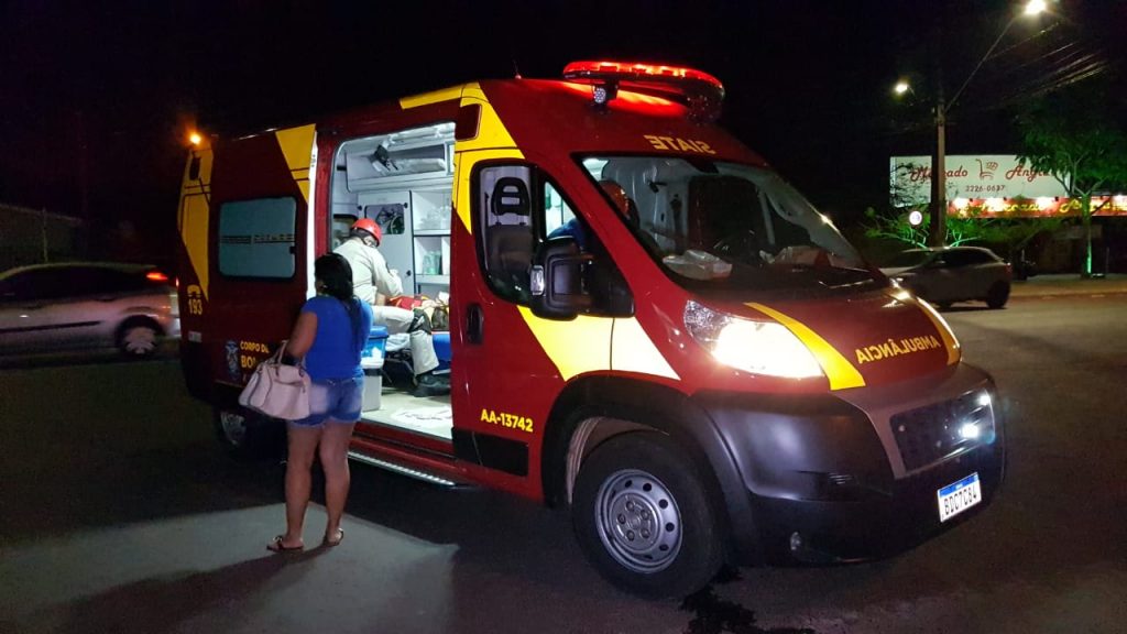 Siate atende mulher vítima de colisão entre carro e moto na Av. Tito Muffato