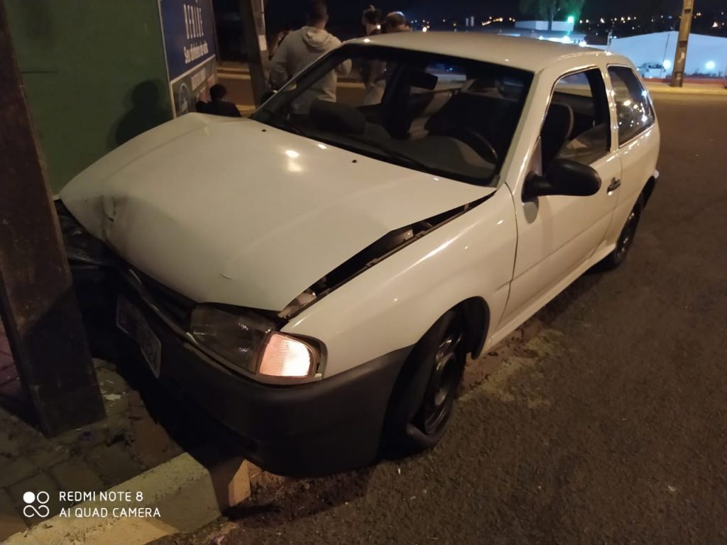 Veículo Gol colide contra poste na Avenida Brasil, na Região da Fag