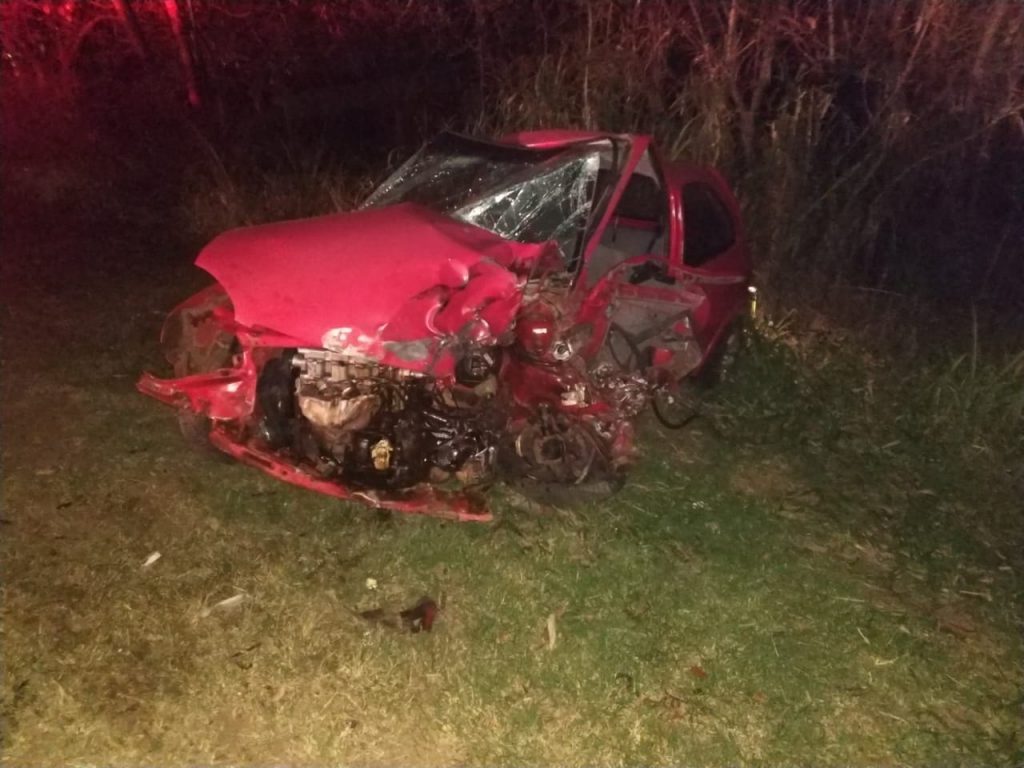Mulher morre em colisão frontal entre carro e caminhão na BR-153, em Santo Antônio da Plantina