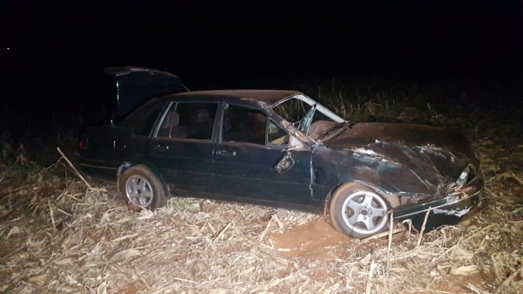 Pneu de veículo estoura e Santana para em plantação, após veículo capotar na BR-467