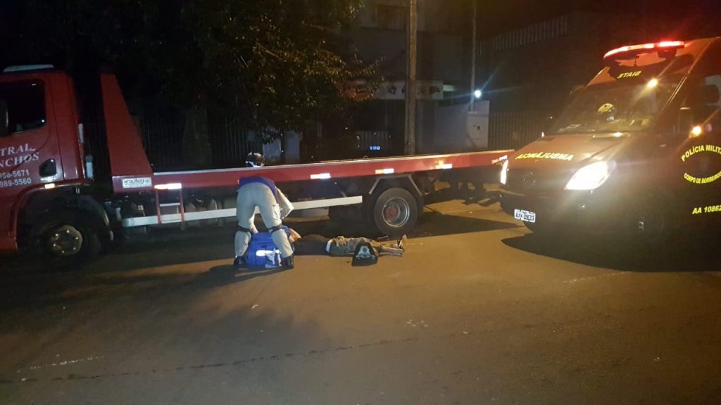 Motociclista atinge caminhão estacionado no Bairro Alto Alegre