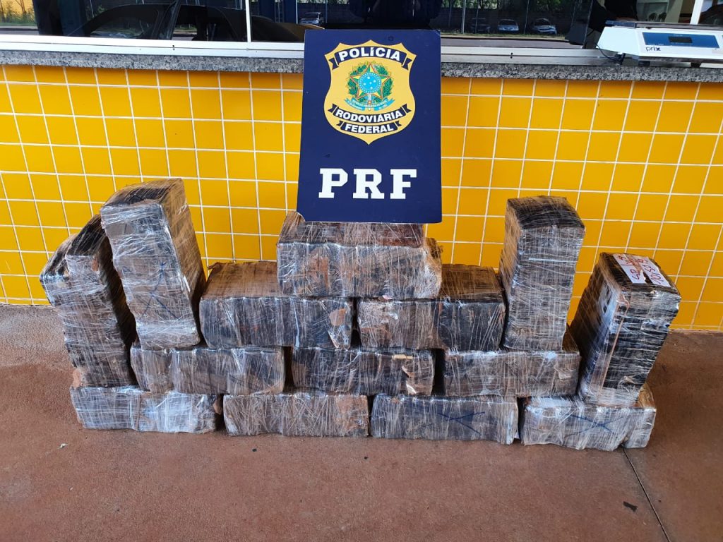Palio é apreendido na BR-163 com 14 fardos de maconha