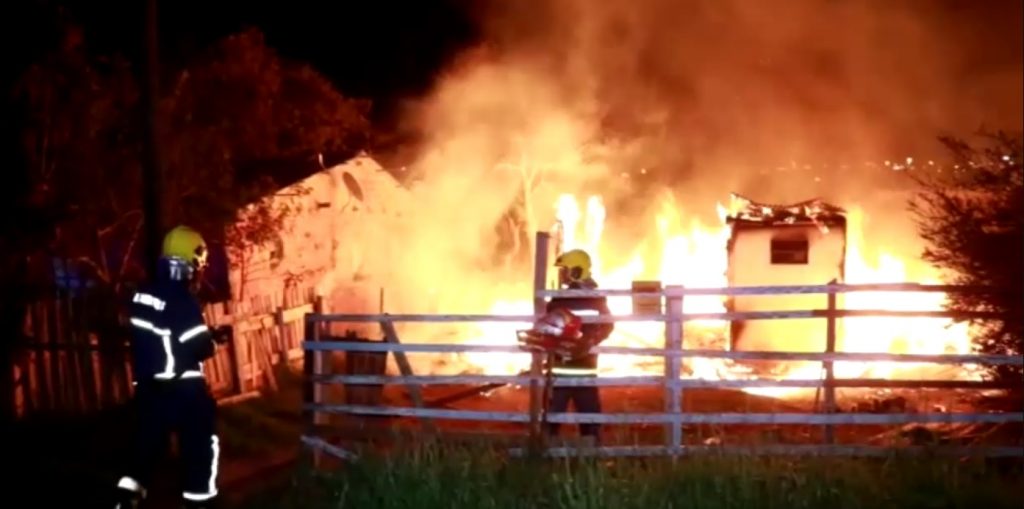 Residência é completamente destruída em incêndio na Vila São Gabriel