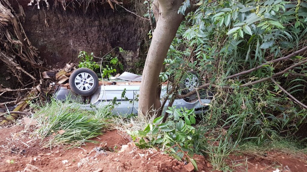 Carro cai em valeta e dois homens ficam feridos no Santa Cruz