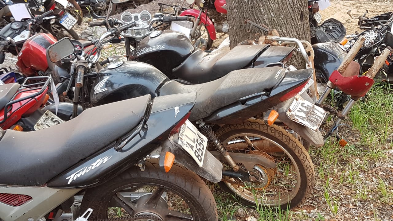 Moto que foi levada por ladrões é encontrada em meio de lavoura, durante colheita de milho Imagem referente a Moto que foi levada por ladrões é encontrada em meio de lavoura, durante colheita de milho