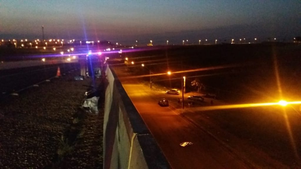 Homem morre após capotar e cair de viaduto no Contorno Norte, em Maringá