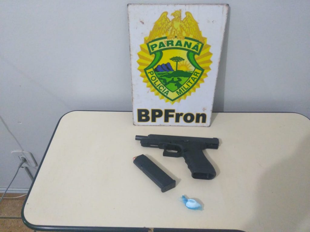 BPFron detém indivíduo com documento adulterado e apreende pistola e cocaína em Mercedes