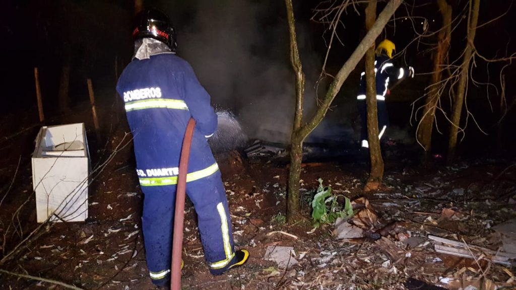 Bombeiros controlam incêndio em edificação no Interlagos