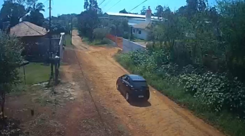 Câmera registra HB20 envolvido em confusão com troca de tiros no Bairro Lago Azul