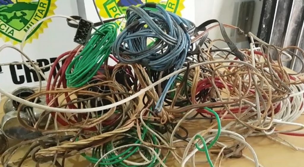 PM detém acusados de furtar fios de cobre na região do Bairro Country