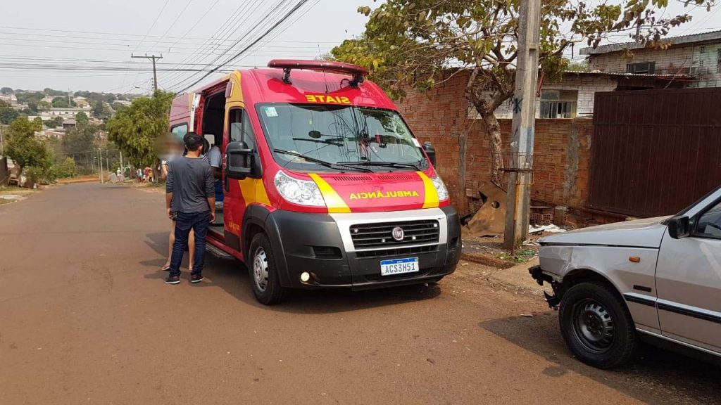 Criança tem suspeita de fratura no braço após sofrer queda em parquinho