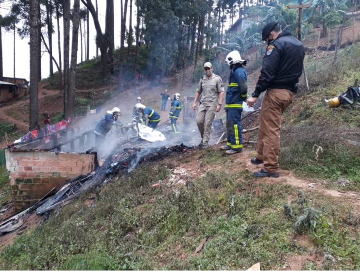Tragédia: criança de dois anos morre, após casa pegar fogo Imagem referente a Tragédia: criança de dois anos morre, após casa pegar fogo