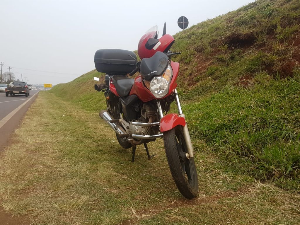 Carro e moto se envolvem em colisão na marginal da BR-277