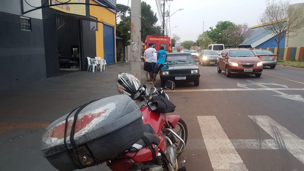 Carro e moto batem na Rua Jorge Lacerda