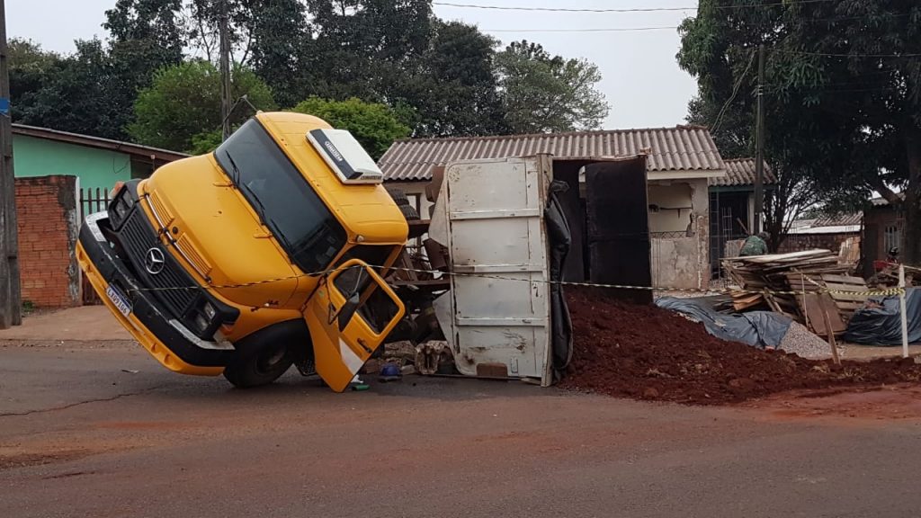Caçamba tomba e rua fica com trânsito prejudicado no Interlagos