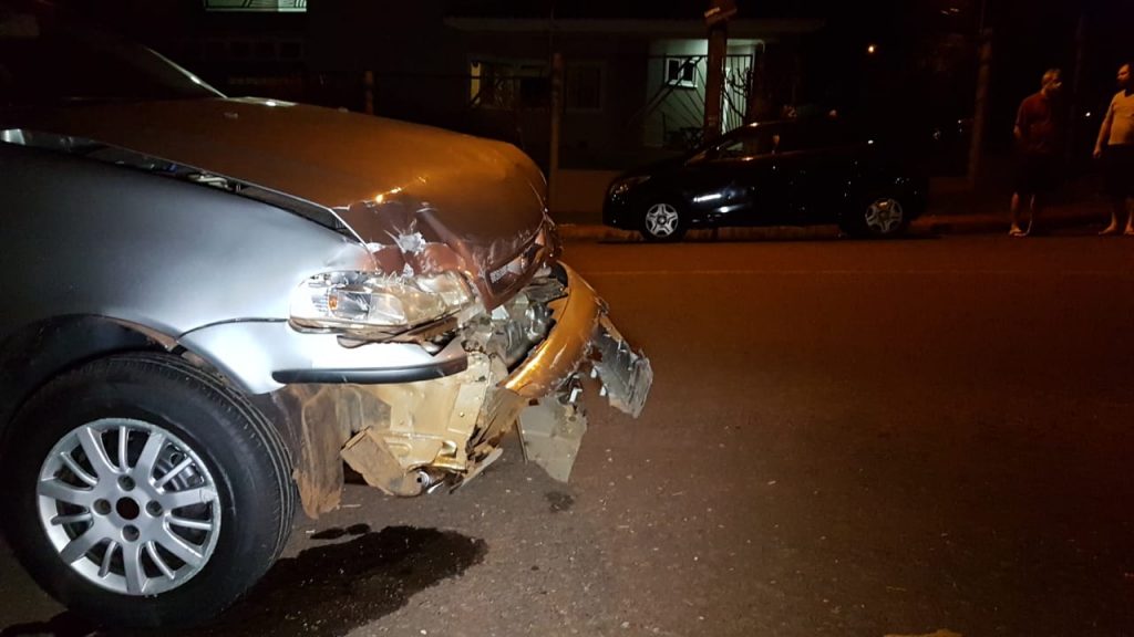 Carros se envolvem em acidente no Bairro Country