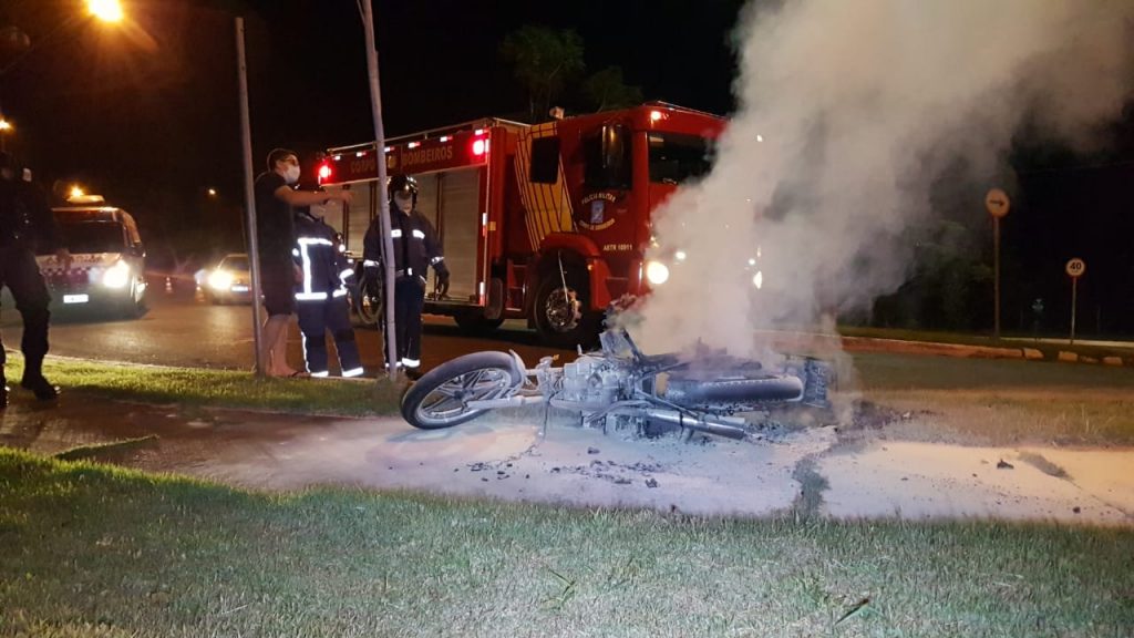 Moto é destruída em incêndio na Região do Lago