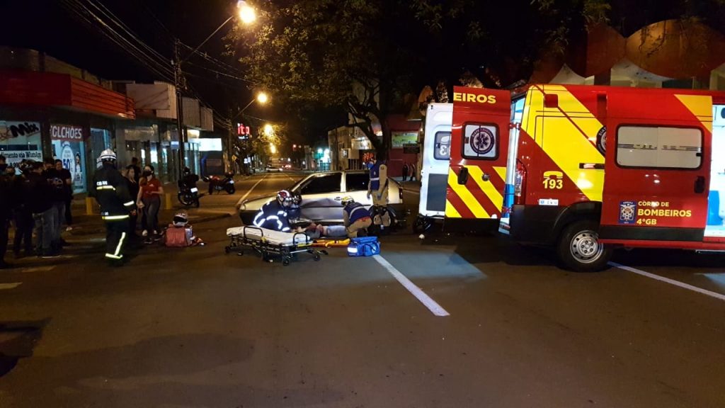 Motociclista de 24 anos fica ferida em colisão com carro no Centro