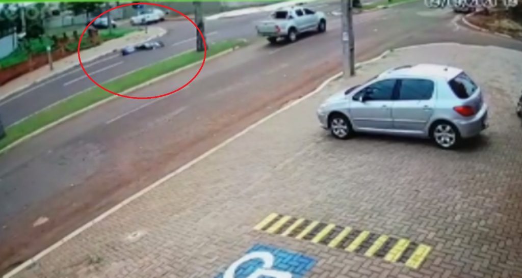 Câmera registra acidente de trânsito na Avenida Brasil, no Coqueiral