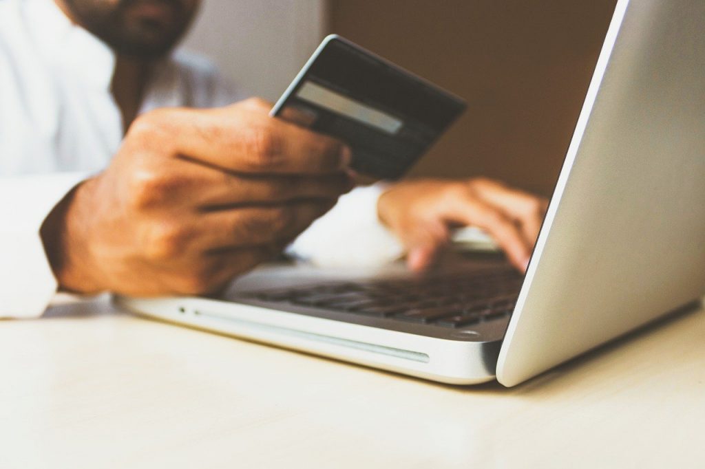 Cliente será indenizado ao ter cartão recusado em compra online