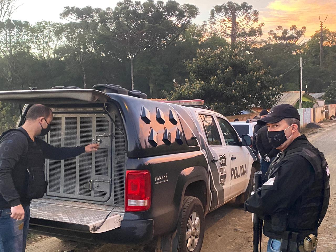 Pai e filho são presos em ação da Polícia Civil em Ponta Grossa Imagem referente a Pai e filho são presos em ação da Polícia Civil em Ponta Grossa