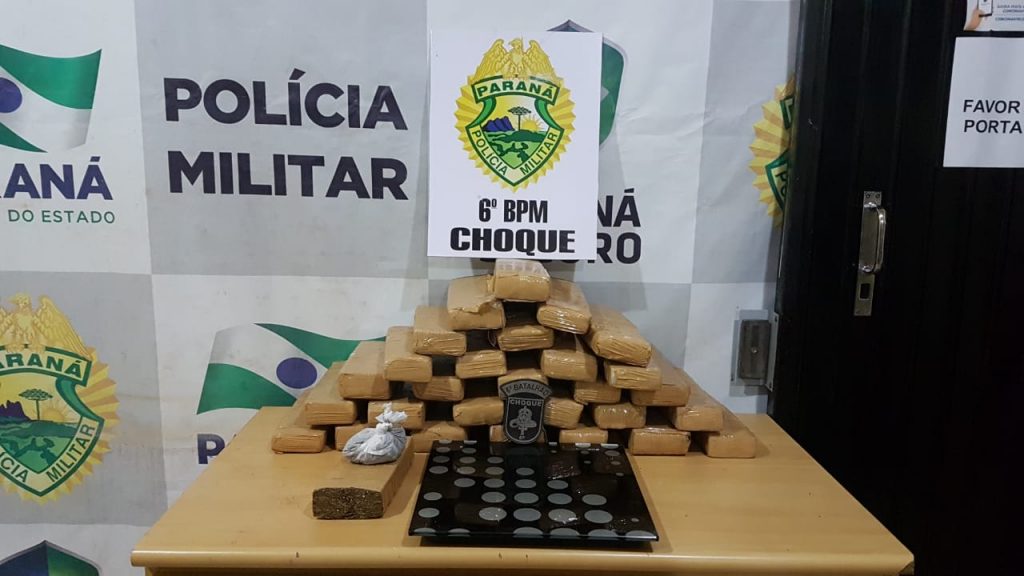 Pelotão de Choque apreende 18 quilos de maconha e prende dois homens