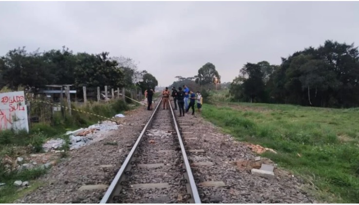 Maquinista buzina para avisar, mas homem morre atropelado por trem