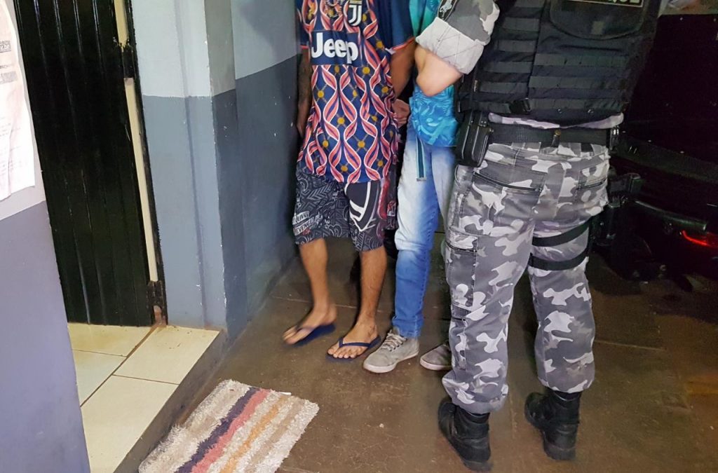 Jovens são flagrados portando maconha no Conjunto Riviera