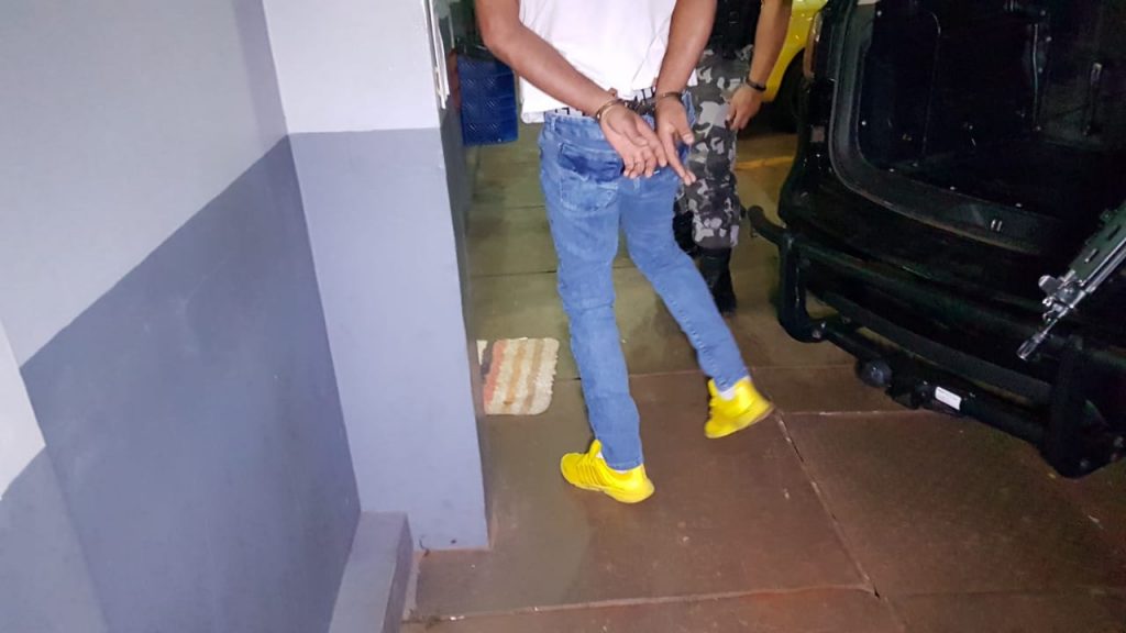 Homem é preso com revólver e munições na Rua Jorge Lacerda