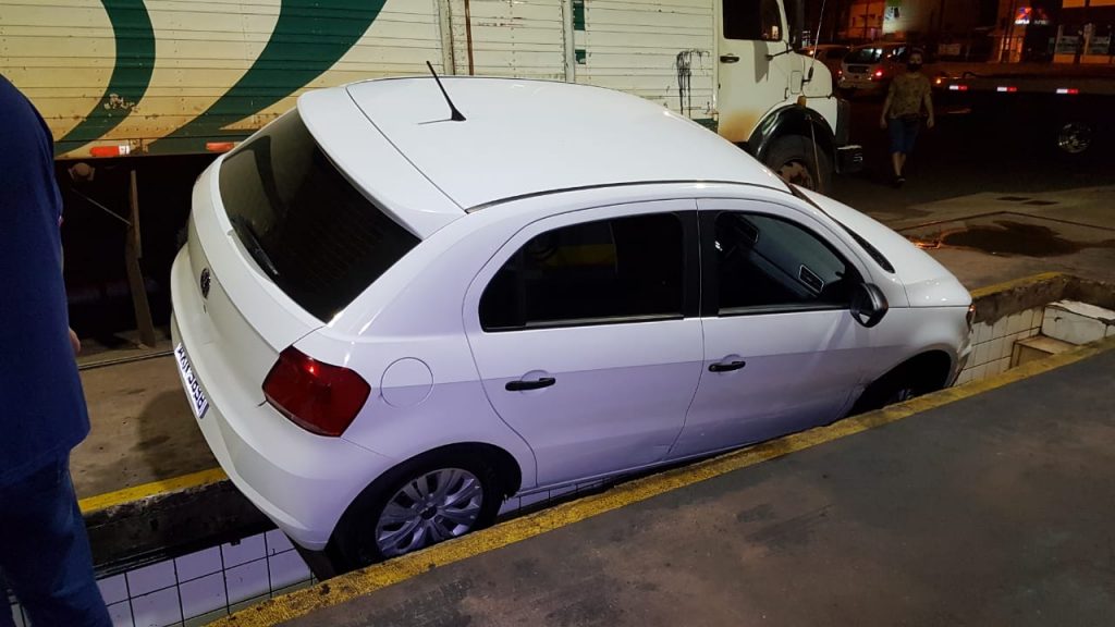 Carro cai em galeria para troca de óleo em pátio de posto de combustíveis