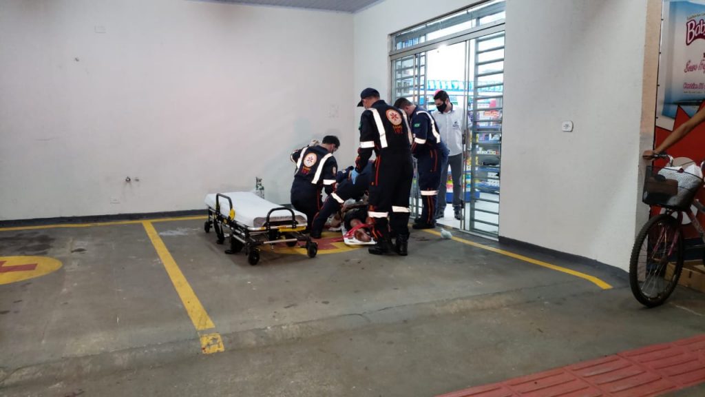 Homem é esfaqueado na entrada de farmácia no Lar Paraná, em Campo Mourão