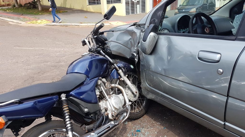 Forte colisão entre carro e moto no Bairro Parque São Paulo deixa duas pessoas feridas