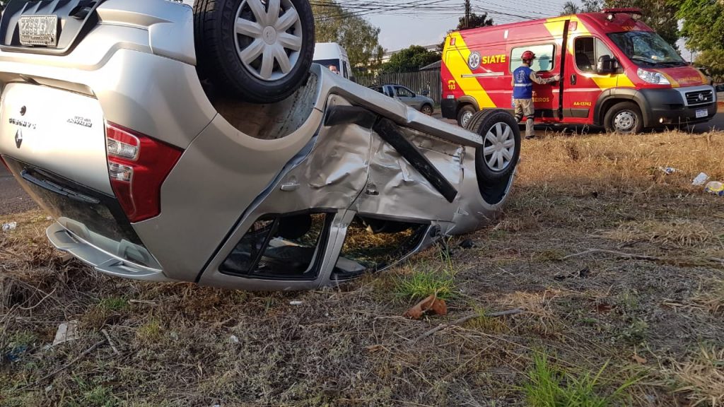 Sandero capota e para em terreno após colisão com Van no Bairro Country