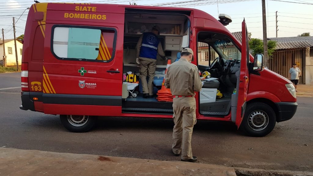 Jovem é socorrido pelo Siate após colisão entre carro e bicicleta no Bairro Floresta