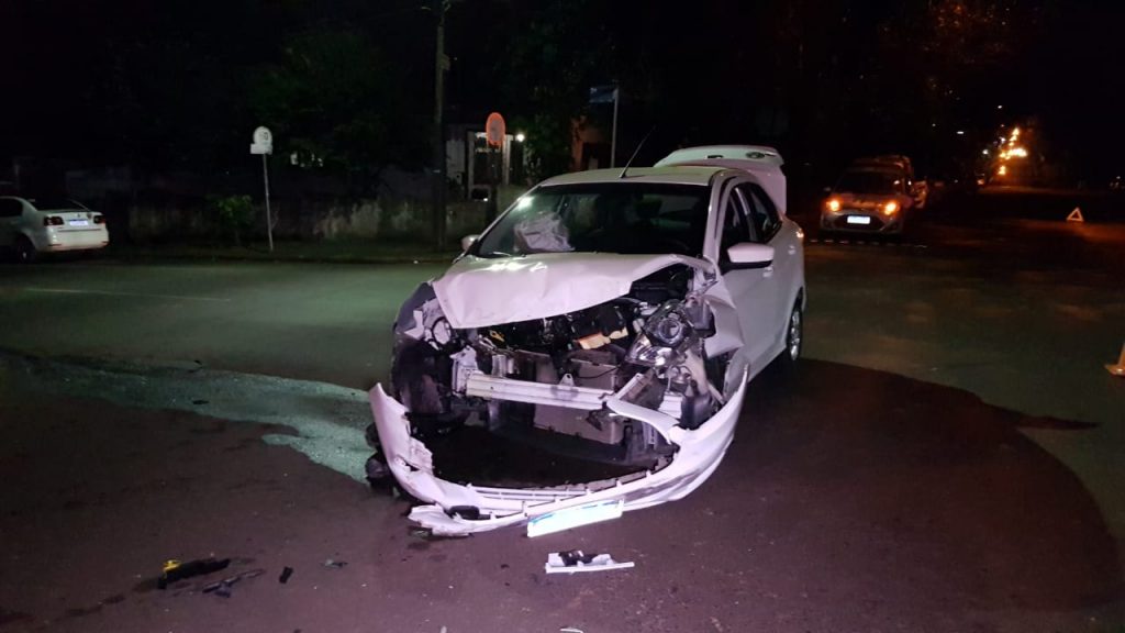 Veículo atinge poste e árvore em acidente na Rua Cuiabá