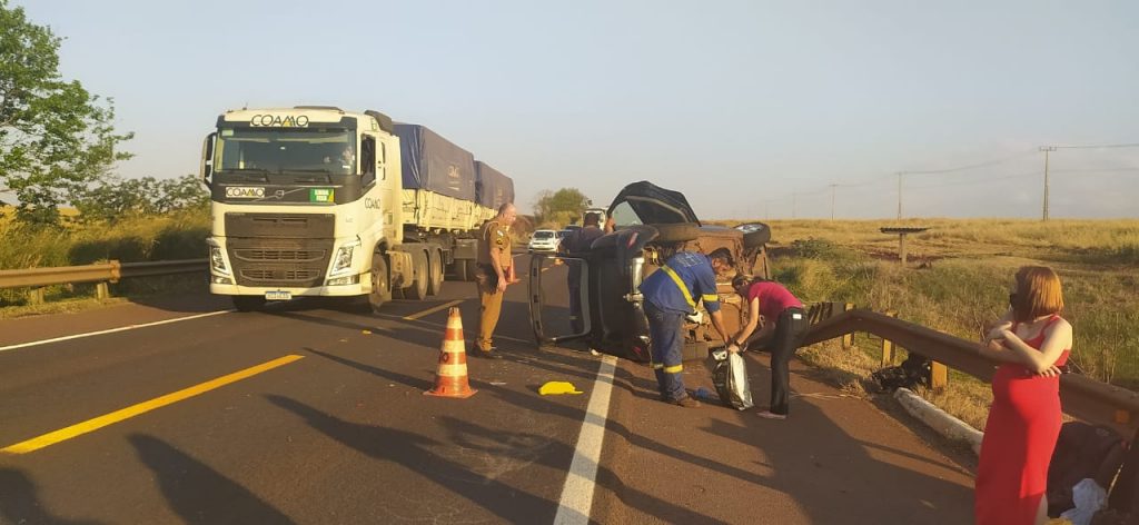Carro ocupado por mulher e criança capota na rodovia BR-487, entre Luiziana e Iretama