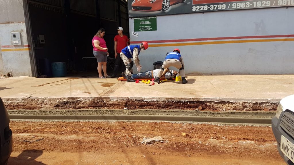 Homem é atingido por capô de veículo em chapeação no Bairro Guarujá