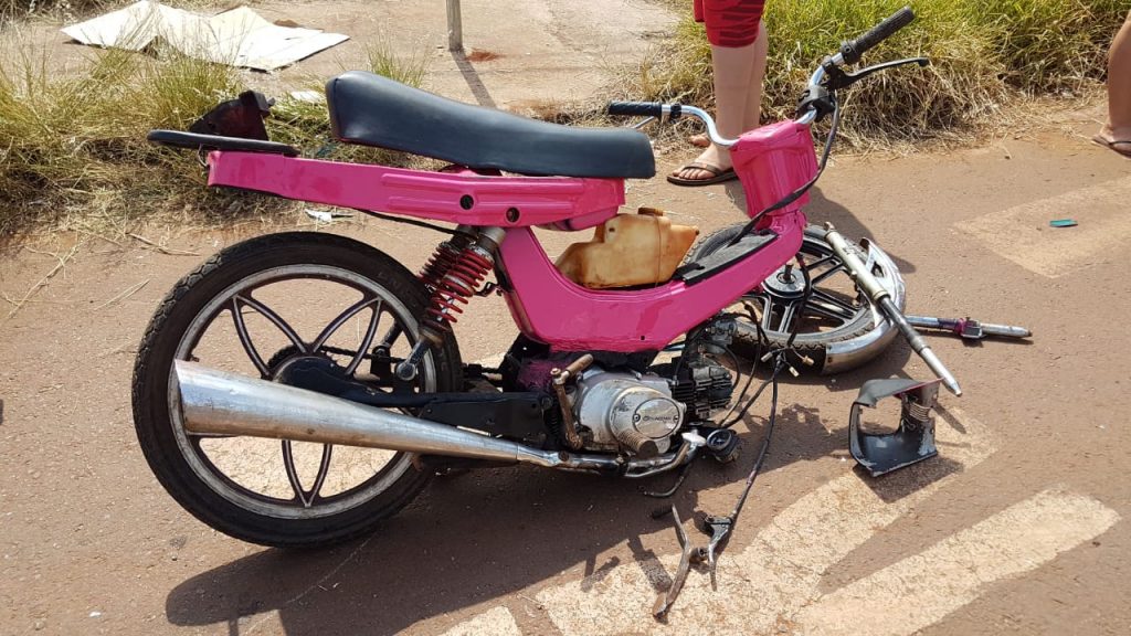 Jovem de 16 anos fica ferido em colisão entre carro e mobilete