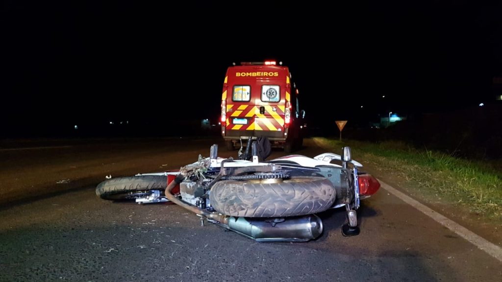 Jovem de 19 anos sofre queda com Honda CB 300 na BR-467
