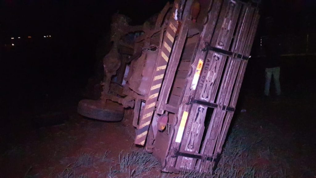 Caminhonete sai da pista e capota em meio a área de lavoura na PR-486, em Cascavel