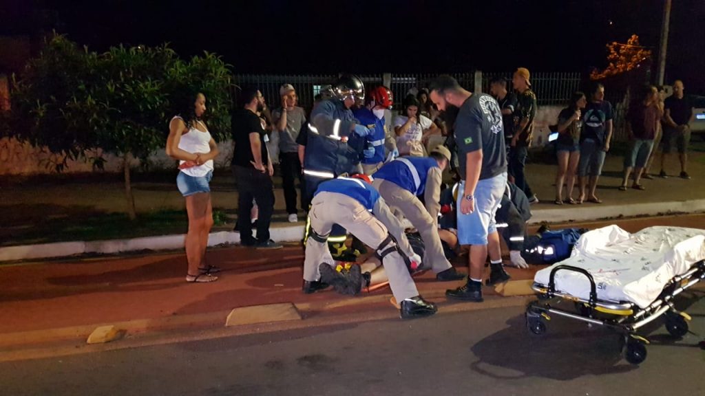 Motociclista e pedestre ficam feridos em grave acidente na Av. Tito Muffato