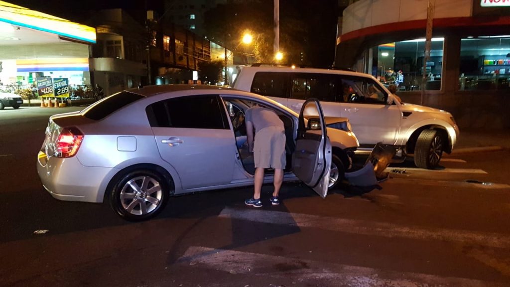 Pajero e Sentra se envolvem em forte colisão na Rua Paraná