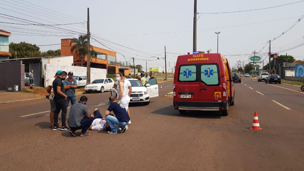 Duas pessoas ficam feridas em acidente entre carro e moto na Avenida Brasil
