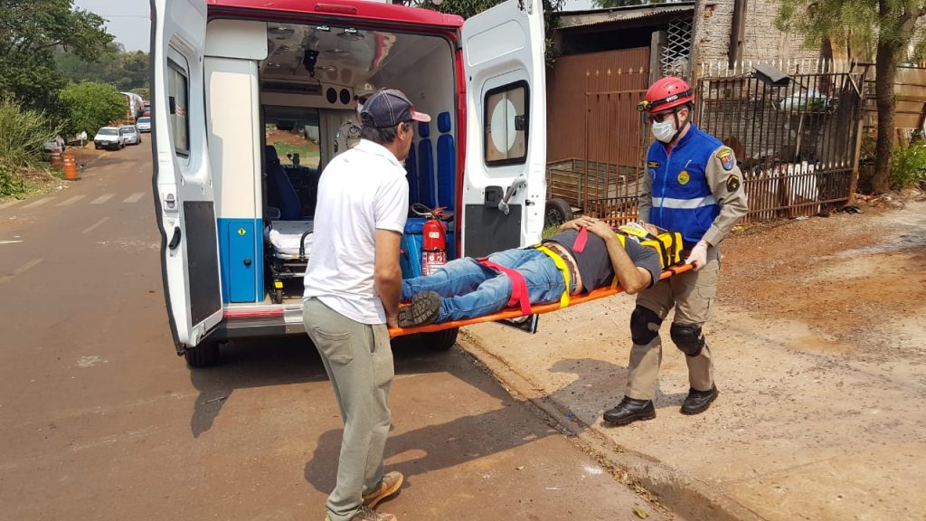 Homem cai de escada e é socorrido pelo Siate no Bairro Universitário