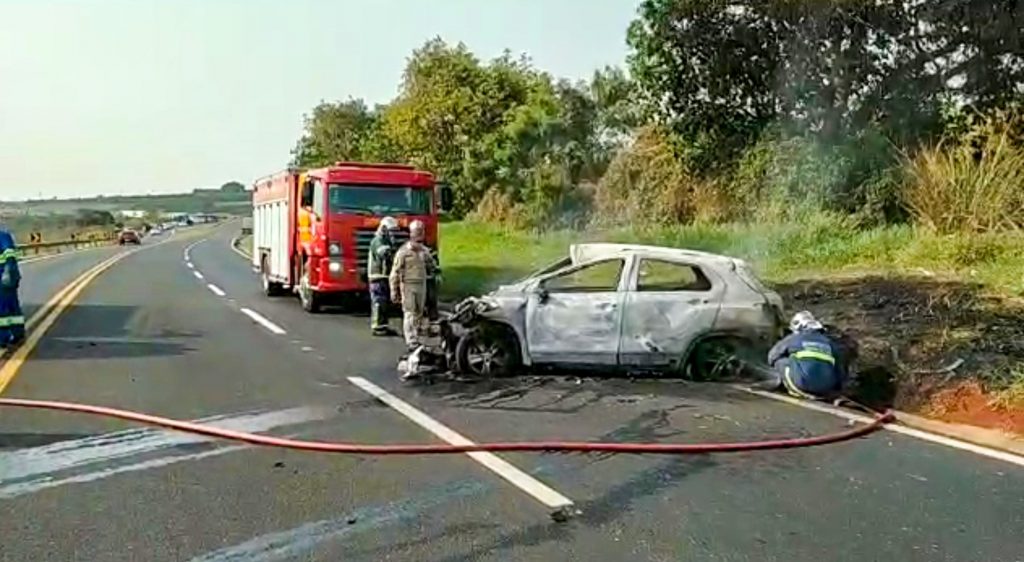 Veículo capota e pega fogo na BR-376, em Jandaia do Sul