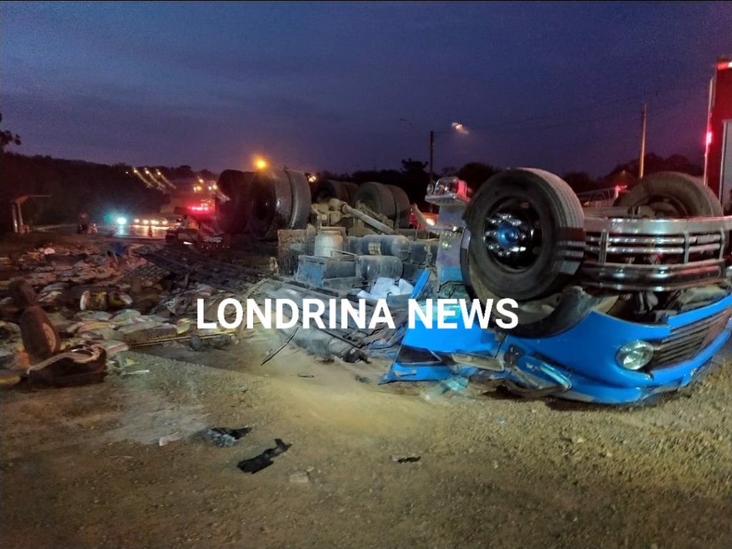 Motorista passa mal ao volante e caminhão capota em rodovia de Londrina