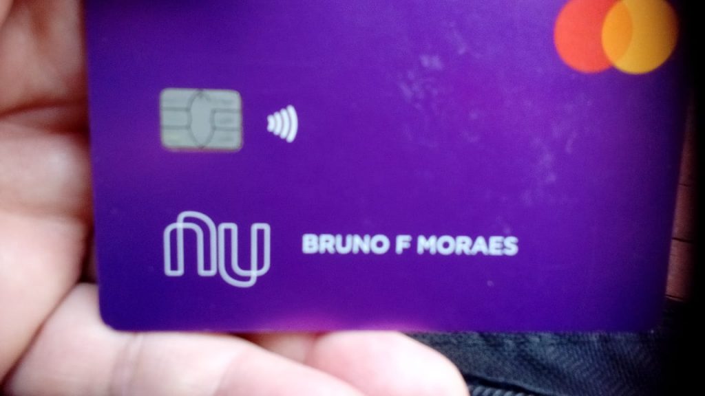 Cartão da Nubank e nome de Bruno F. Moraes foi encontrado no Centro