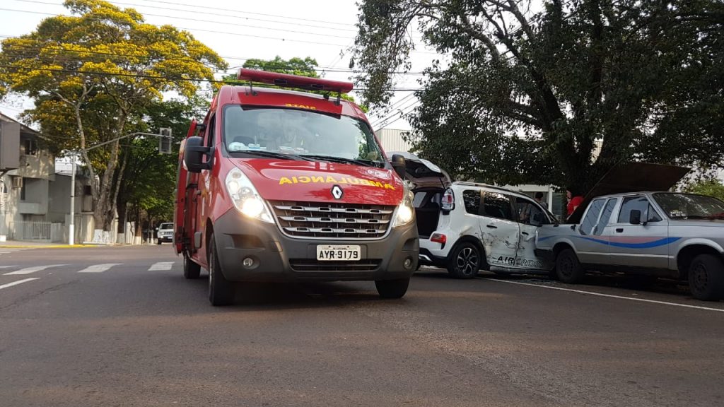Colisão de trânsito envolve três carros e deixa duas pessoas feridas no Bairro Neva