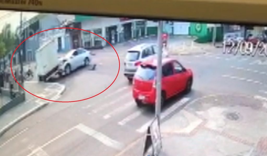 Câmera mostra acidente envolvendo carros e caminhão que estava estacionado, no Centro