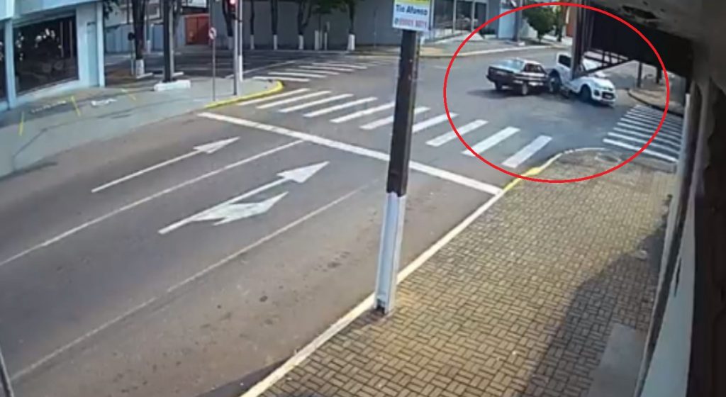 Câmera flagra carro tombando após colisão no Bairro Neva